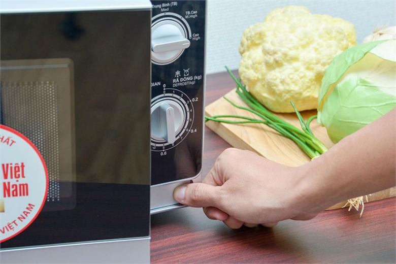6531-lo-vi-song-sharp-r-205vn-s-20-lit-1-1 cửa lò dễ mở