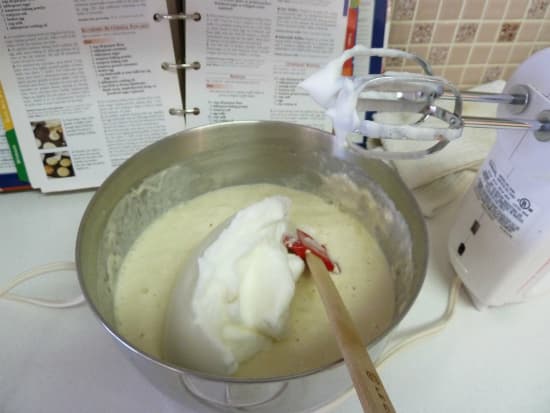 Cho hỗn hợp vào