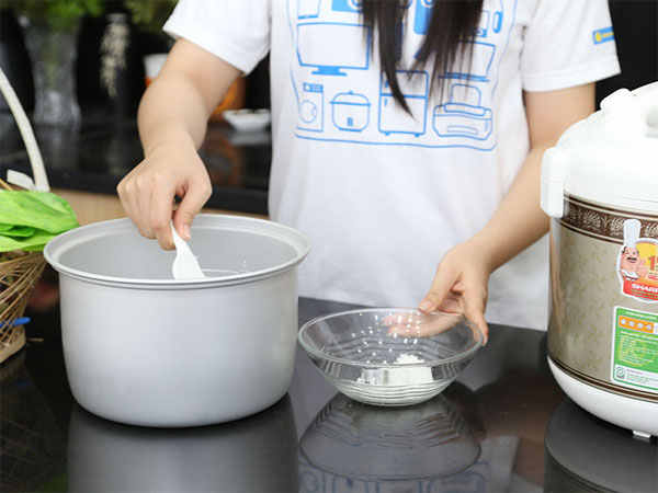 Lấy cơm ra khỏi nôi