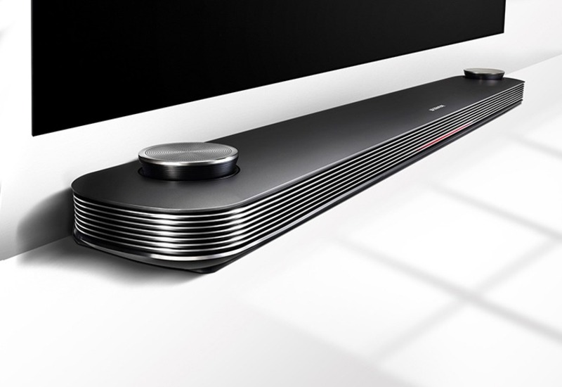 Thanh soundbar với cụm loa có thiết kế đóng mở tự động đặc biệt và thú vị