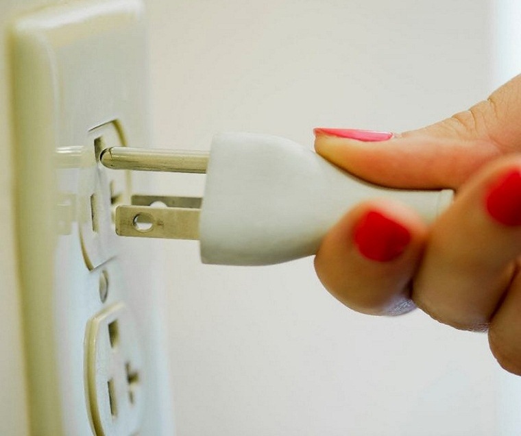 khi không dùng đến nên tắt nguồn và ngắt điện tivi