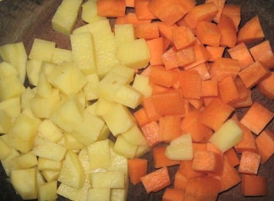 cắt miếng khoai tây cà rốt.