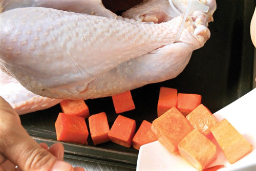 cho gà vào một chiếc tô lớn