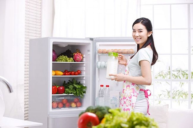 6 bước vệ sinh tủ lạnh đúng cách tại nhà hiệu quả năm 2018 - bước 6 lắp lại ngăn khay và sắp xếp thực phẩm vào tủ