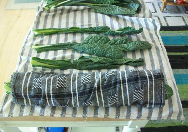 Dùng vải sạch quấn rau trước khi cho vào tủ lạnh