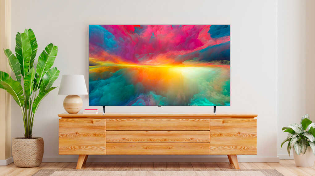 Một chiếc TV thông minh giúp cha giải trí sau một ngày mệt mỏi Một chiếc TV thông minh giúp cha giải trí sau một ngày mệt mỏi