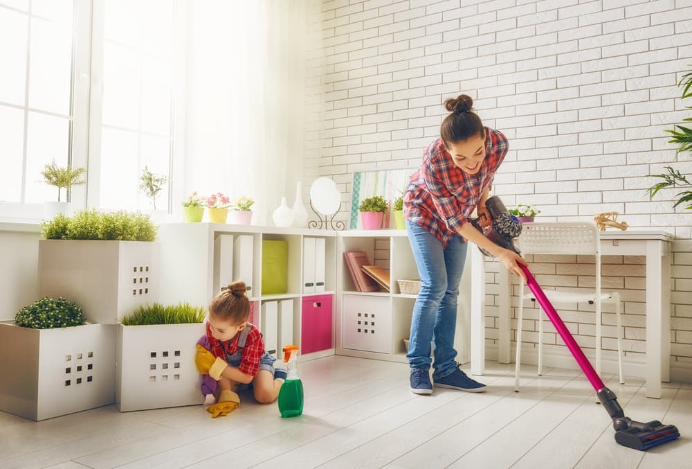 2012-interior-cleaning-child-woman-white sai lầm khi sử dụng máy hút bụi