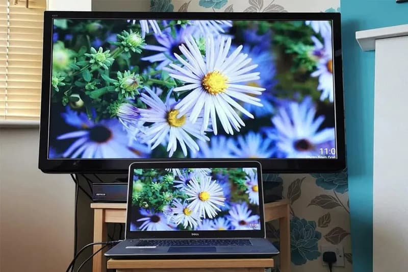 Độ sáng tivi lớn, thích hợp xem khi ở xa, độ sáng laptop nhỏ hơn, thích hợp xem ở gần