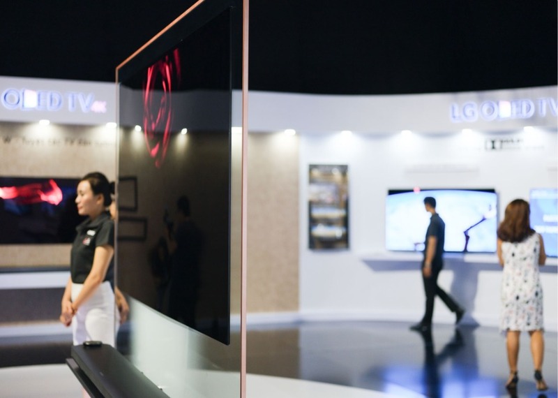 Khung kim loại tạo cảm giác tivi đang “nổi” trên không trung