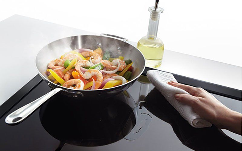 Bếp từ Bosch PIE631FB1E có mặt kính bền bỉ, dễ lau chùi sau mỗi lần nấu nướng