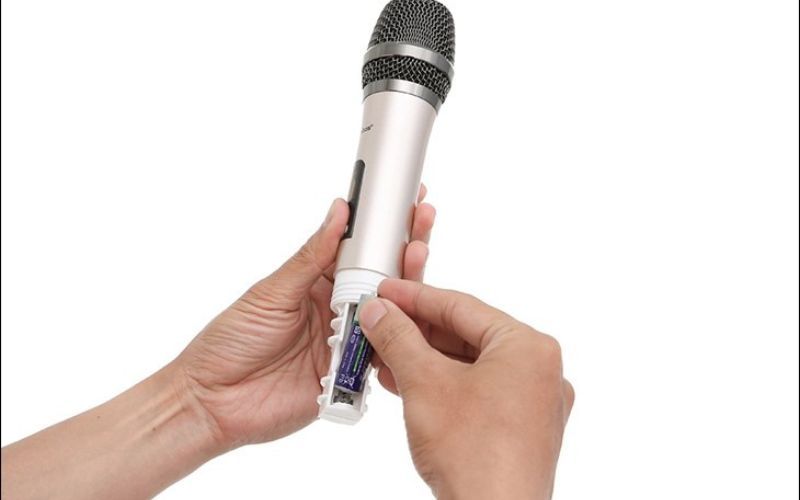 Chỉnh âm lượng mic theo chiều kim đồng hồ theo hướng 9 giờ Chỉnh âm lượng mic theo chiều kim đồng hồ theo hướng 9 giờ
