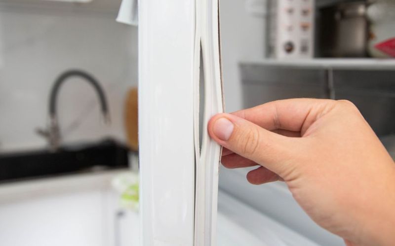 Cửa tủ lạnh không còn kín do gioăng bị hỏng, khiến hiệu quả bảo quản thực phẩm suy giảm