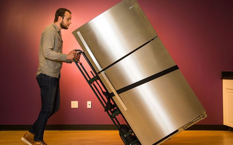 Bước 1: Điều chỉnh phần chân đế tủ lạnh cho cân đối.