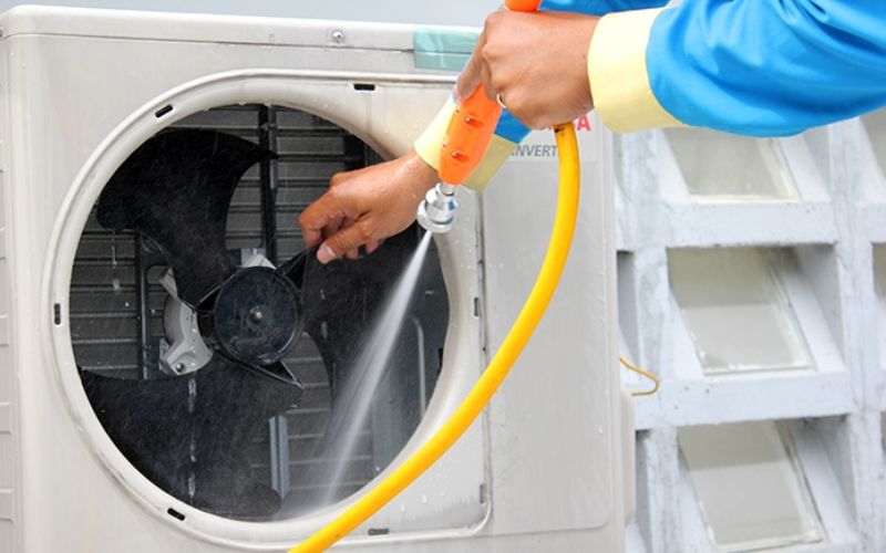 cach ve sinh cuc nong dieu hoa daikin hinh 3