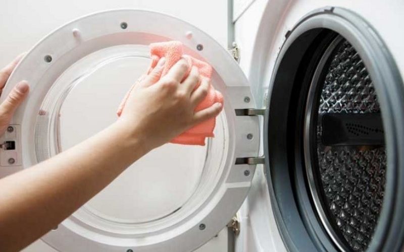 Vệ sinh máy giặt thường xuyên giúp loại bỏ cặn bẩn và vi khuẩn, giúp máy luôn sạch sẽ