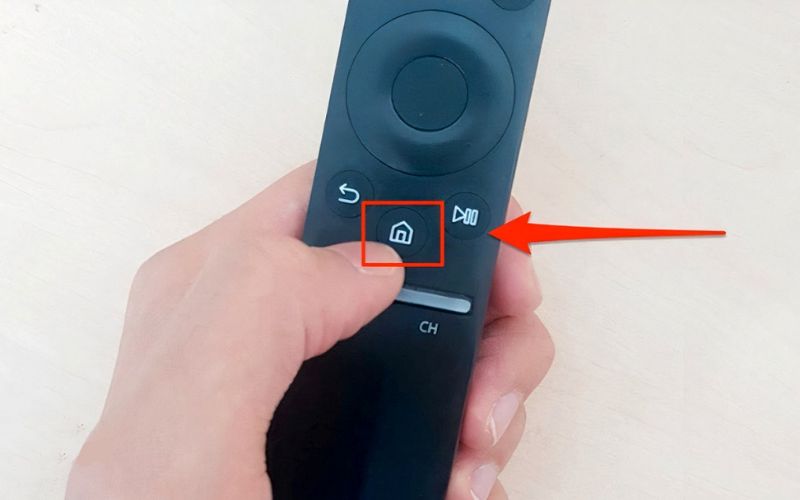 Mở thanh công cụ của tivi Samsung bằng cách nhấn vào nút Home trên điều khiển