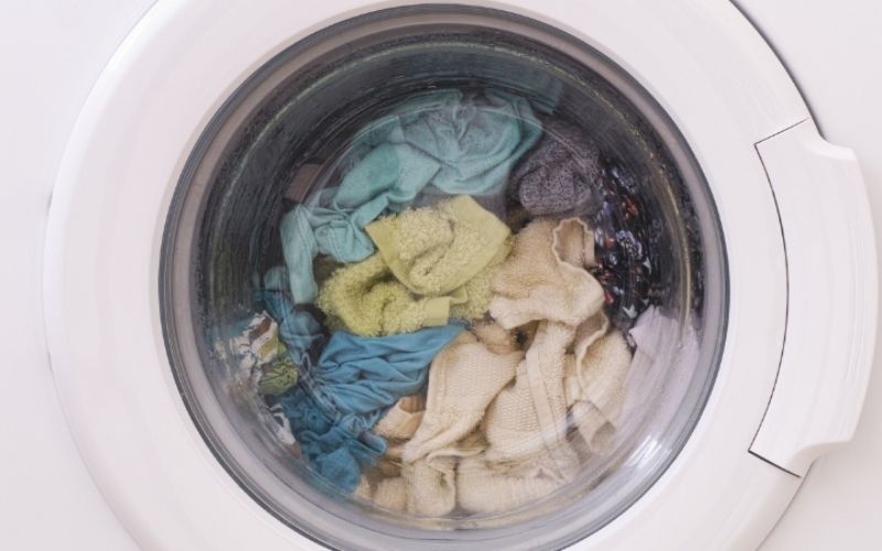 Khi quần áo không được đảo đều trong lồng giặt, máy có nguy cơ bị quá tải