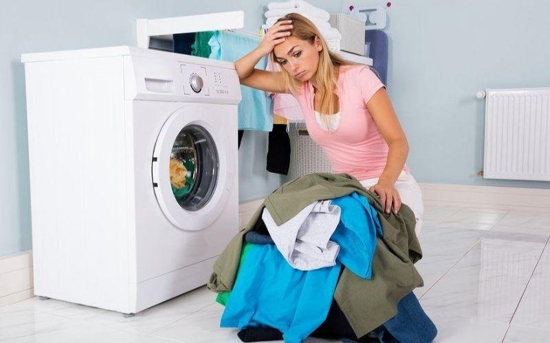 Dồn hết đồ vào lồng giặt mà không dàn đều dễ gây quá tải và mất cân bằng