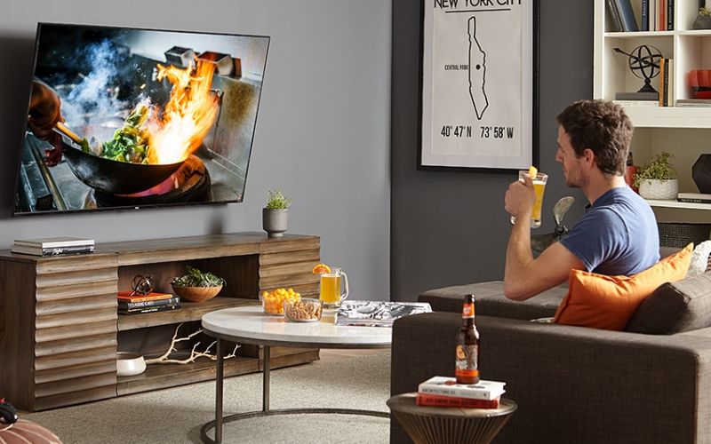 Giá treo tivi nghiêng giúp điều chỉnh góc nhìn dễ dàng và thoải mái