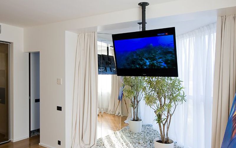 Lắp đặt khung treo tivi thả trần mang lại sự độc đáo và sang trọng