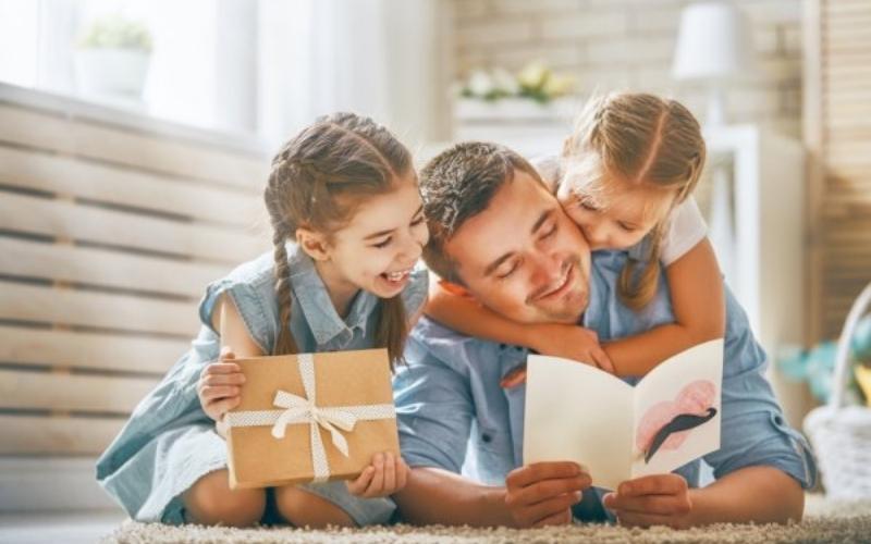 Con gái sẽ tràn ngập niềm hạnh phúc khi được đón nhận những lời chúc ấm áp từ gia đình ngày 20/10