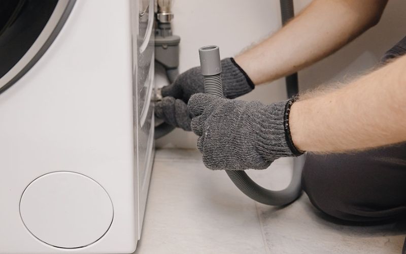 Làm sạch van thoát nước thường xuyên giúp ngăn chặn lỗi E1 trên máy giặt Toshiba