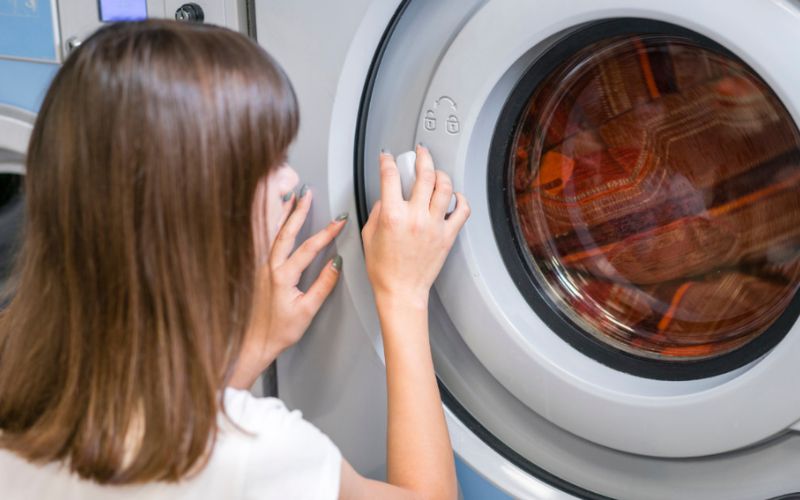 Đóng cửa máy giặt kín hoàn toàn giúp bảo vệ máy giặt và quần áo của bạn