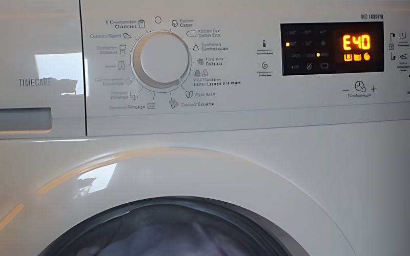 Máy giặt Electrolux báo lỗi E40 trên màn hình điều khiển, một tín hiệu cần được kiểm tra ngay