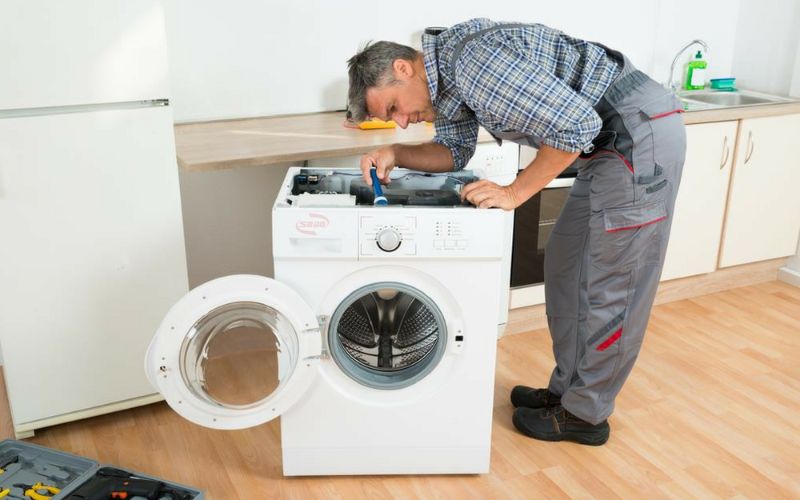 Tháo rời mạch điều khiển để kiểm tra và thay thế IC bị hỏng