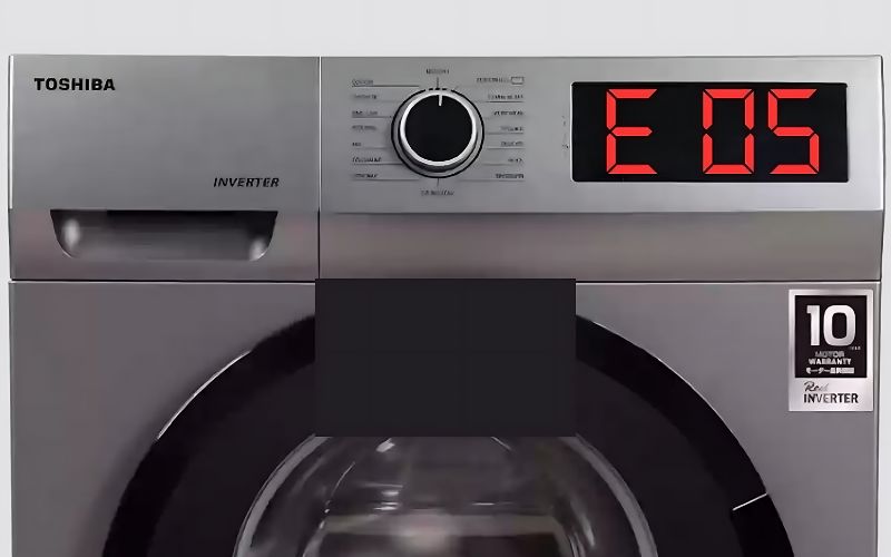 Lỗi E5 xuất hiện trên màn hình máy giặt Toshiba, báo hiệu sự cố trong hệ thống cấp nước