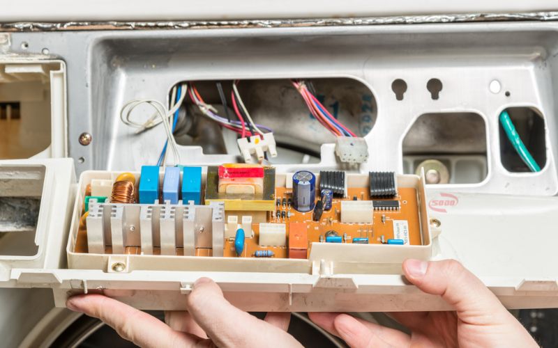 Máy giặt không hoạt động đúng do bo mạch điều khiển gặp lỗi kỹ thuật