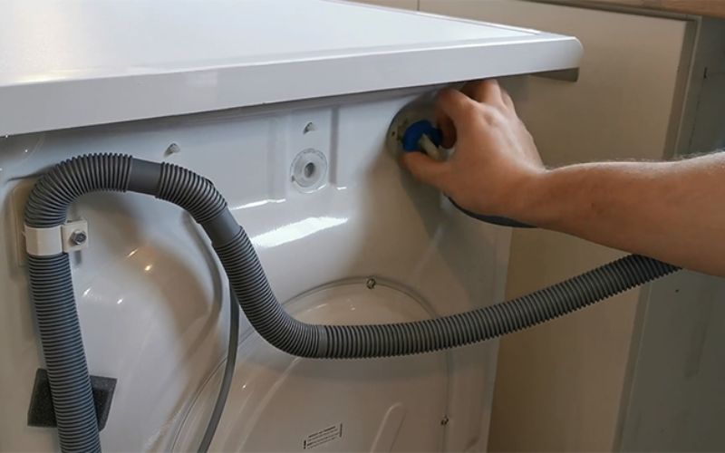 Kiểm tra kỹ ống nước để loại bỏ cặn bẩn và đảm bảo lưu thông nước