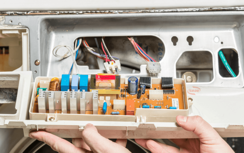 Bo mạch là trái tim của máy giặt nếu như dây điện nối từ công tắc vào mạch đứt sẽ sinh ra lỗi H12