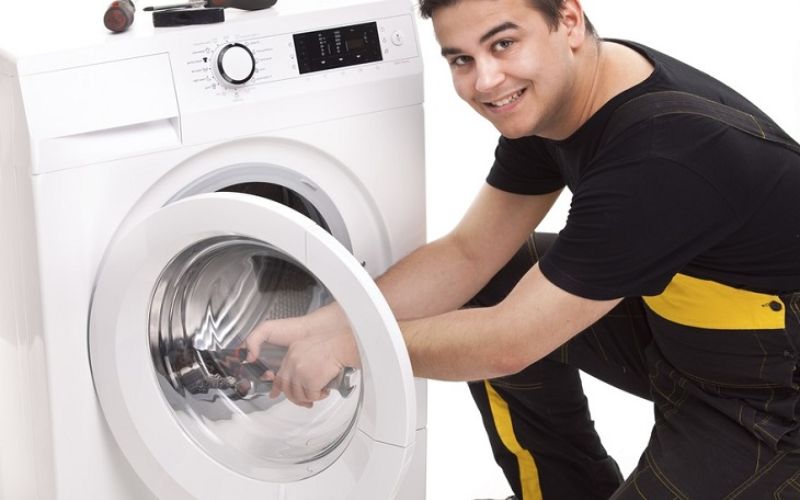 Tháo vòng kẽm cẩn thận để đảm bảo không làm hỏng cửa máy giặt
