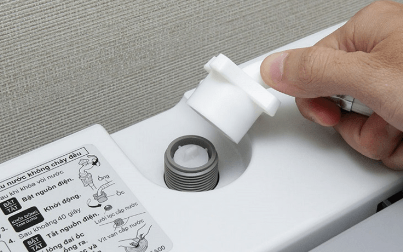 Kiểm tra van khóa và bể chứa nước để khắc phục lỗi U14 máy giặt Panasonic.