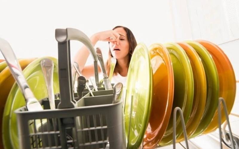 Độ ẩm cao có thể khiến máy có mùi hôi khó chịu Độ ẩm cao có thể khiến máy có mùi hôi khó chịu