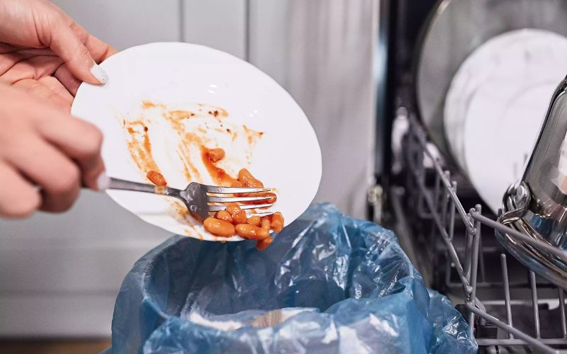 Tránh tắc nghẽn bằng cách loại bỏ rác lớn trước khi rửa Tránh tắc nghẽn bằng cách loại bỏ rác lớn trước khi rửa