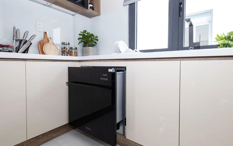 Máy rửa bát âm tủ với thiết kế tiết kiệm diện tích, phù hợp cho căn bếp có không gian khiêm tốn