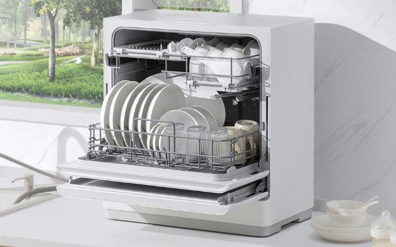 Máy rửa bát để bàn mini với thiết kế nhỏ gọn, dễ dàng lắp đặt trên mặt bàn