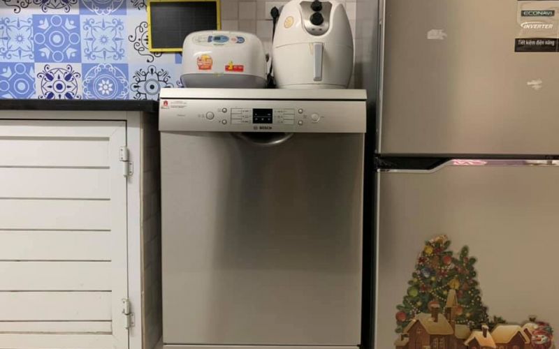 Dung tích lớn của máy rửa chén đứng độc lập giúp rửa sạch chén đĩa cho cả gia đình chỉ trong một lần