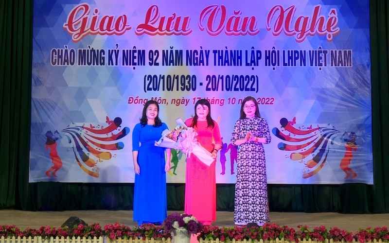 Các buổi giao lưu văn nghệ tạo không khí vui tươi, gắn kết mọi người trong dịp kỷ niệm 20/10