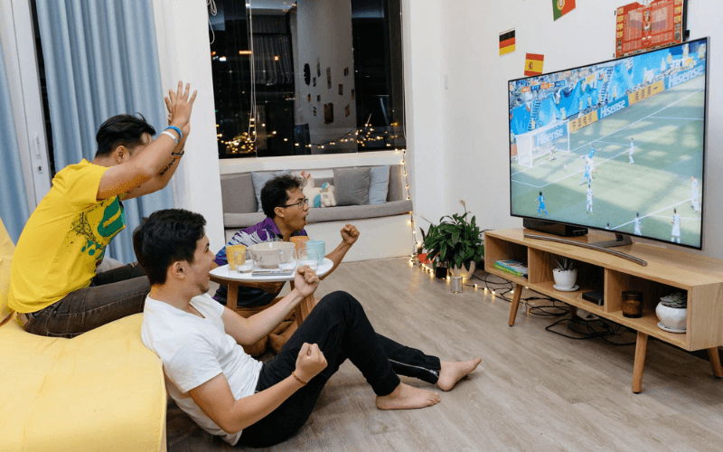 Một chiếc tivi Sony 55 inch sẽ giúp chàng tận hưởng với niềm đam mê bóng đá