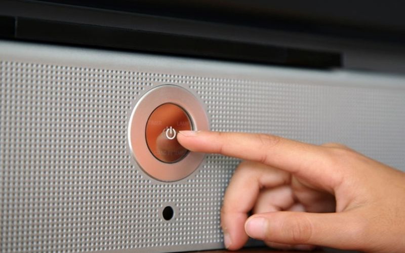 Tắt nguồn tivi trong vài phút rồi khởi động trở lại