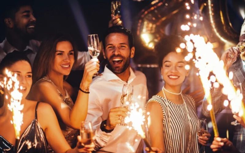 Bàn tiệc đầy sắc màu với những món ăn ngon, mang lại không khí ấm áp trong bữa tiệc đầu năm Bàn tiệc đầy sắc màu với những món ăn ngon, mang lại không khí ấm áp trong bữa tiệc đầu năm