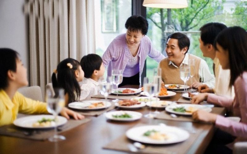 Cùng bạn bè, người thân đi ăn tối Cùng bạn bè, người thân đi ăn tối