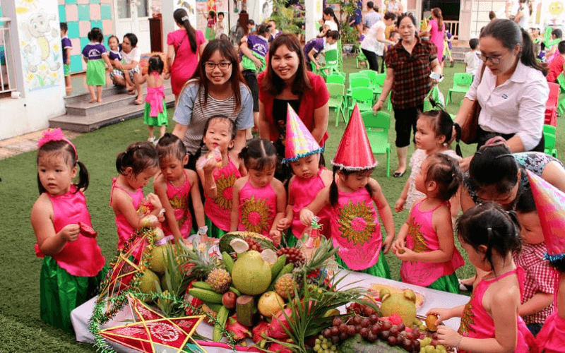 Phá cỗ là hoạt động thích thú nhất của trẻ em ngày rằm Trung Thu