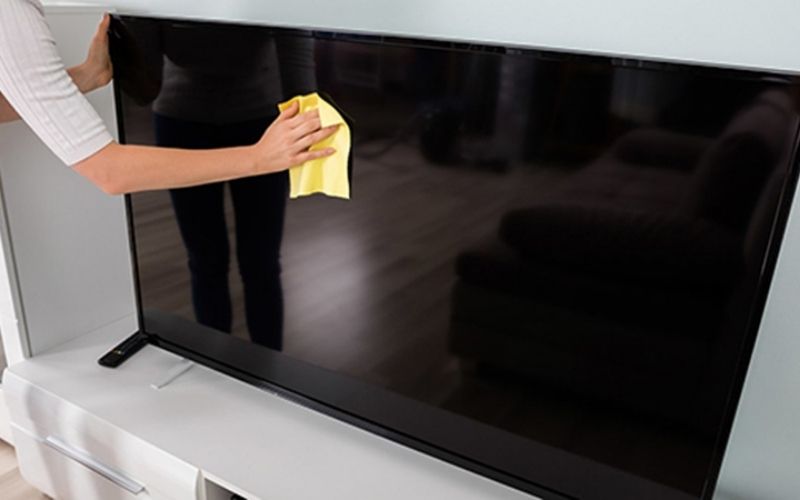 Bước 2: Lau hết nước trên bề mặt tivi bằng khăn khô