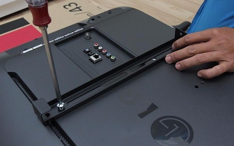 Bước 3: Tháo nắp lưng của tivi ra và kiểm tra