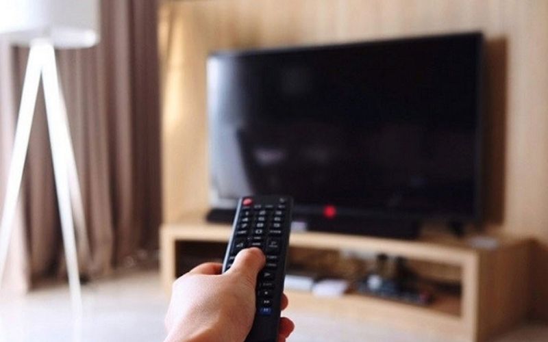 Tắt tivi hoàn toàn và bật lại để khắc phục tình huống tivi bị mất tiếng