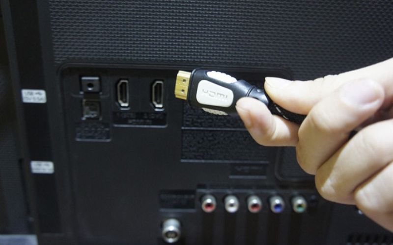 Tivi TCL bị mất tiếng do kết nối dây cáp không chắc chắn